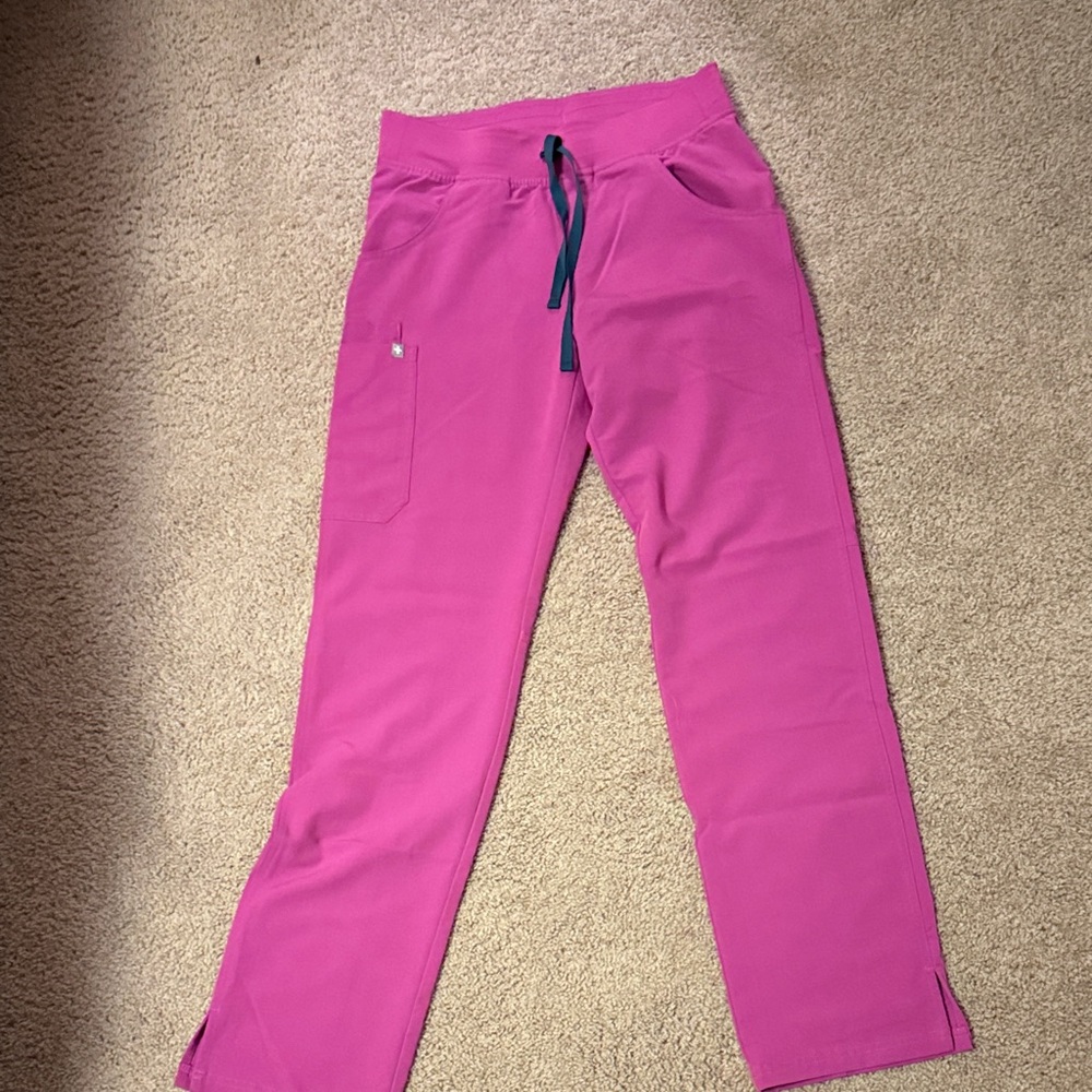 Women’s Figs Pants- size: small/tall